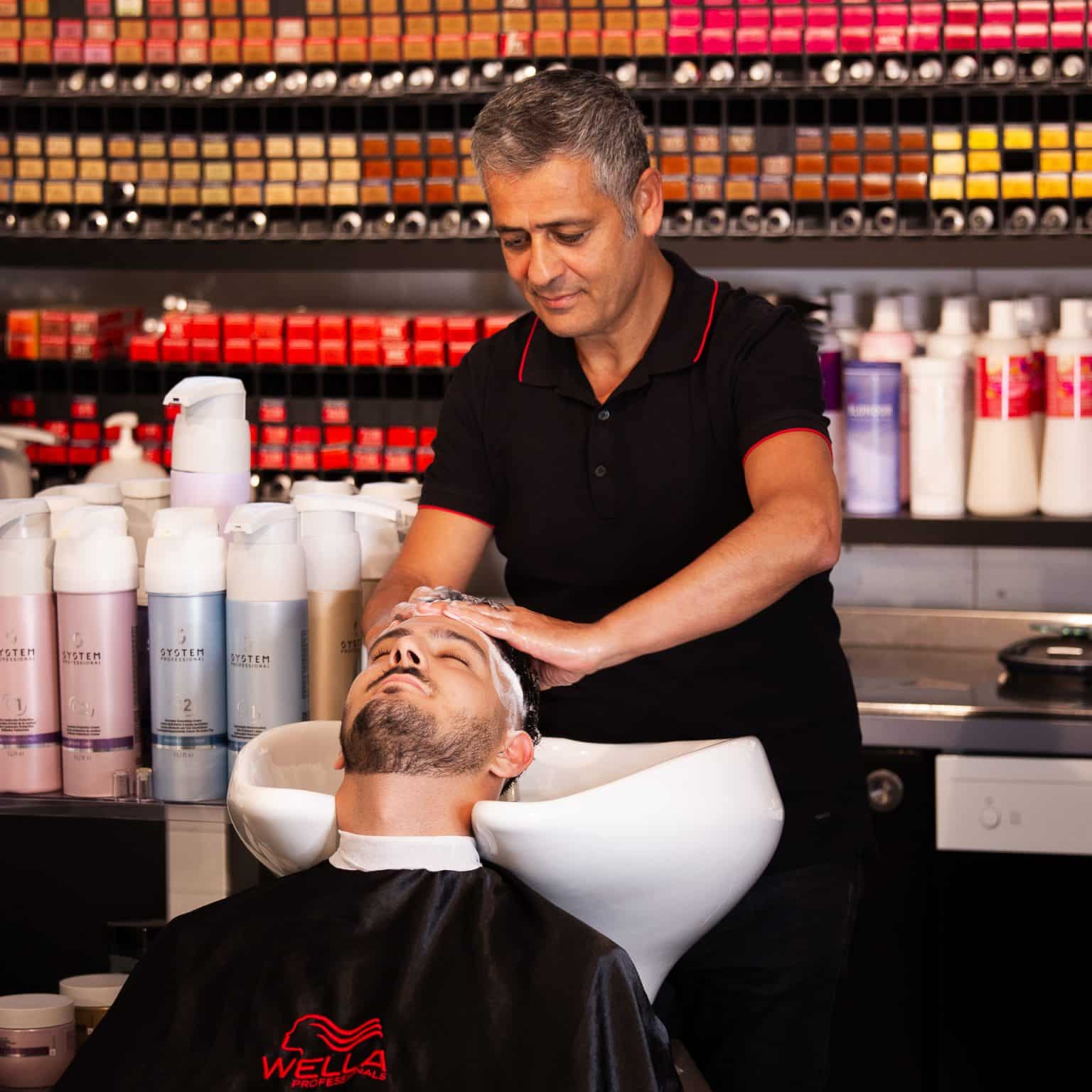 La Saner Detmold Friseur mit Kunden am Haare waschen